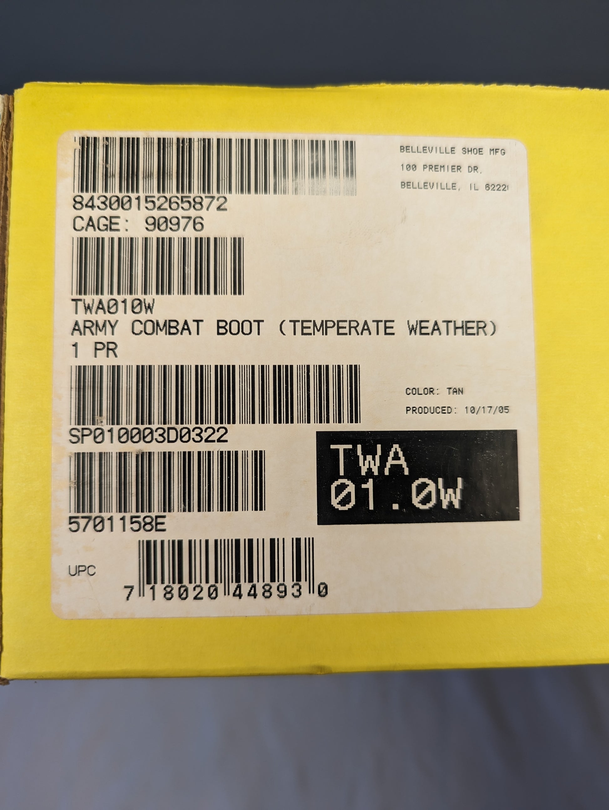 A close-up photograph of the product label on a Belleville boot box, displaying the size '10W', the product name 'ARMY COMBAT BOOT (TEMPERATE WEATHER)', and the National Stock Number 8430015265672.